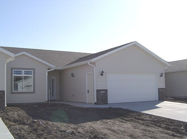 1st image of 623 Ashley Ln SE