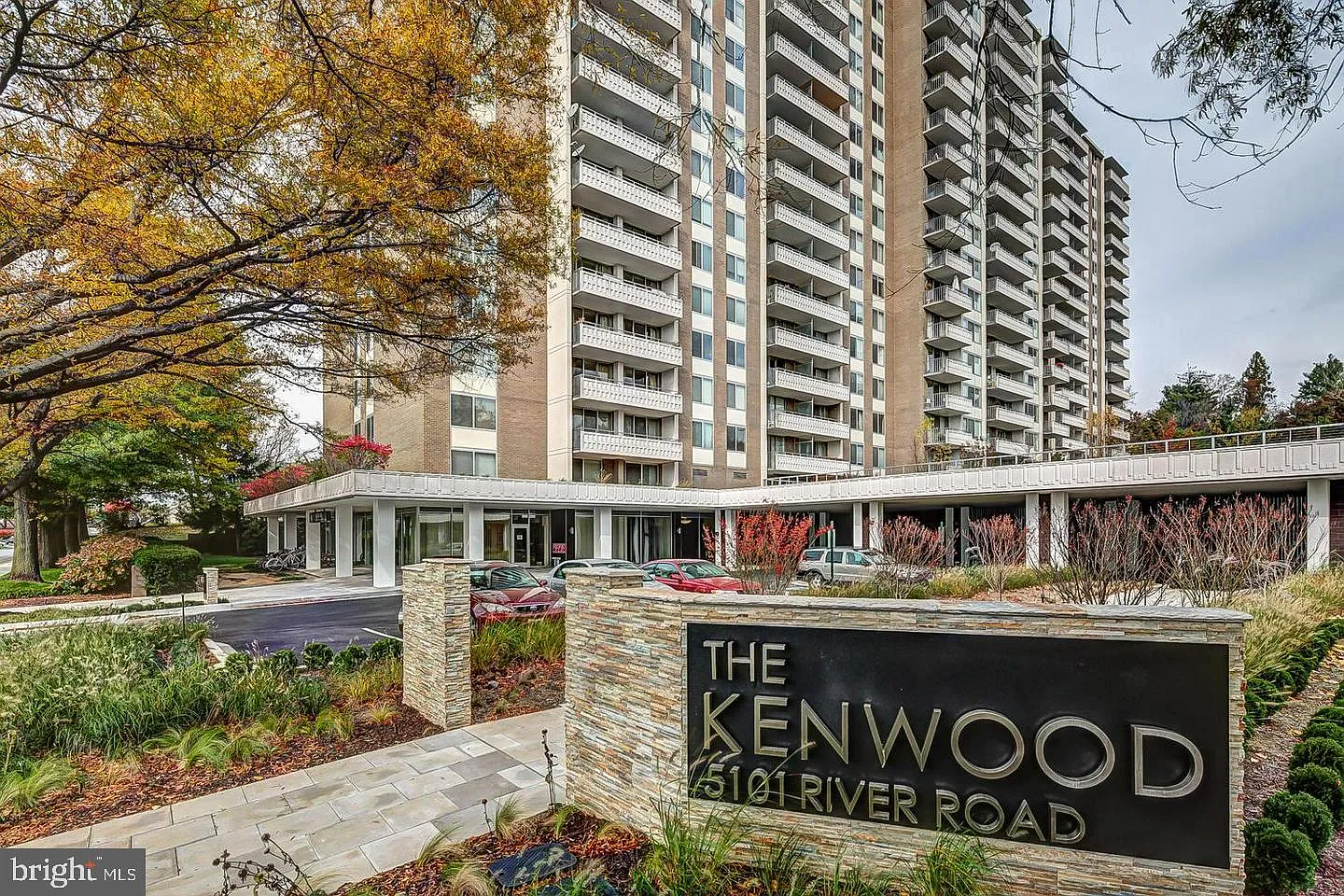 The Kenwood Condominium — Photo 1