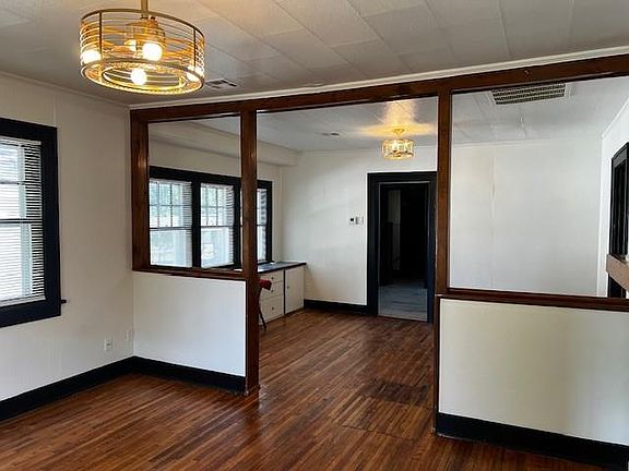 4th image of 701 E Hill St