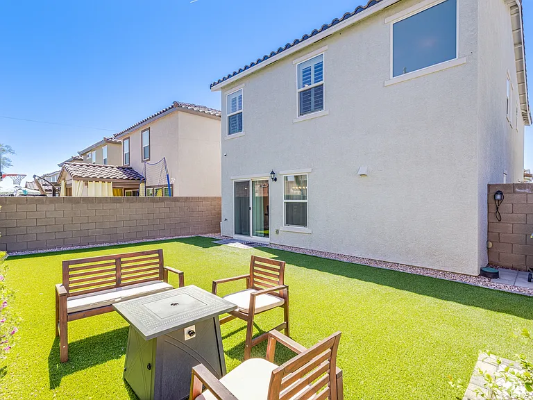 Lush Oasis Ave — Photo 25