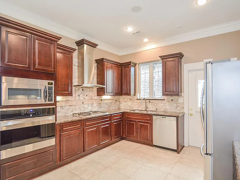 2326 Walnut Bend Ln — Photo 10