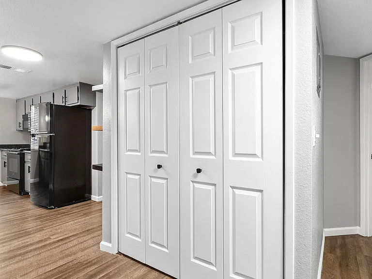 Redwood Cove Apartments — Photo 35