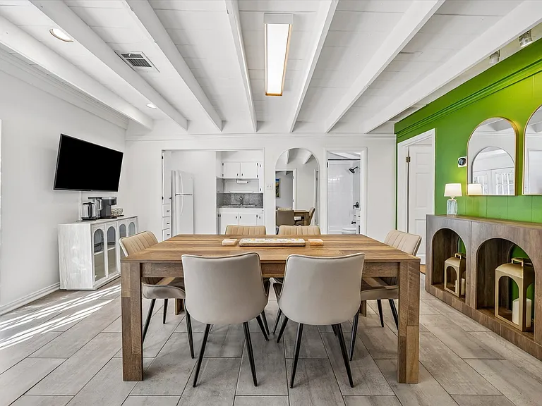 211 Lessin Ln #B — Photo 2
