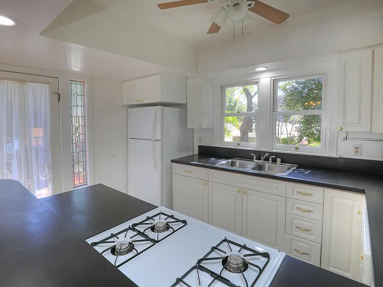 1513 De La Vina St #A — Photo 5