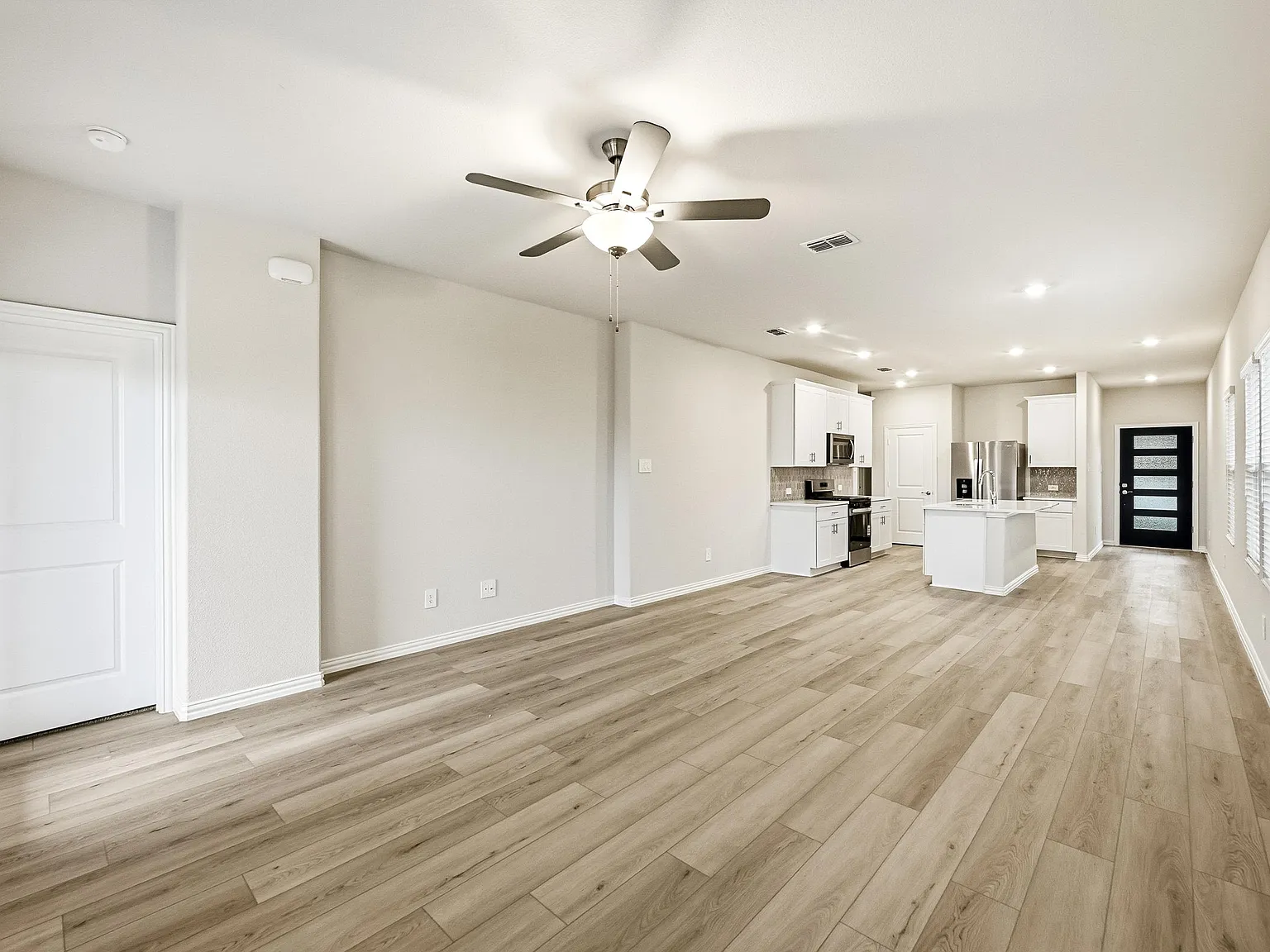 4 bed, 1605 sqft, $2,245 — Photo 3