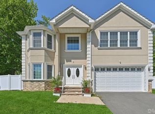 7 Dill Ct, Edison, NJ 08817