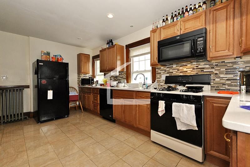 1st image of 20 Lyne Rd #2