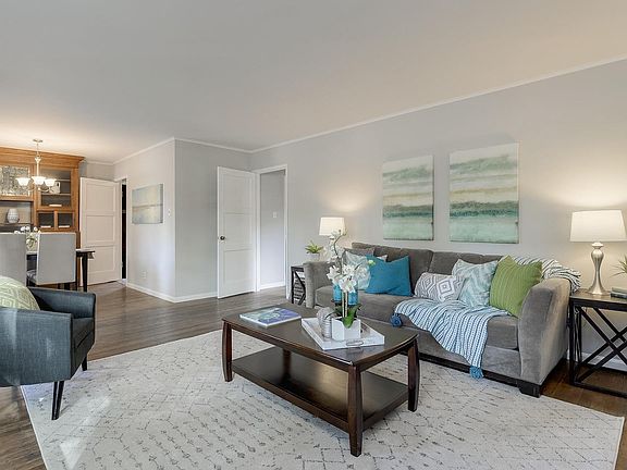 5th image of 7 Iris Ln