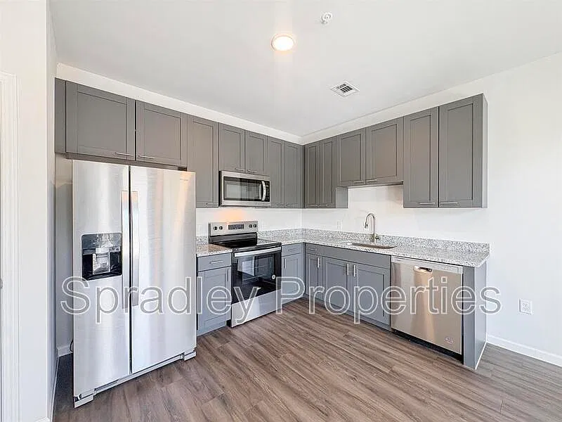 3 bed, 2.0 bath, 1090 sqft, $1,599 — Photo 3