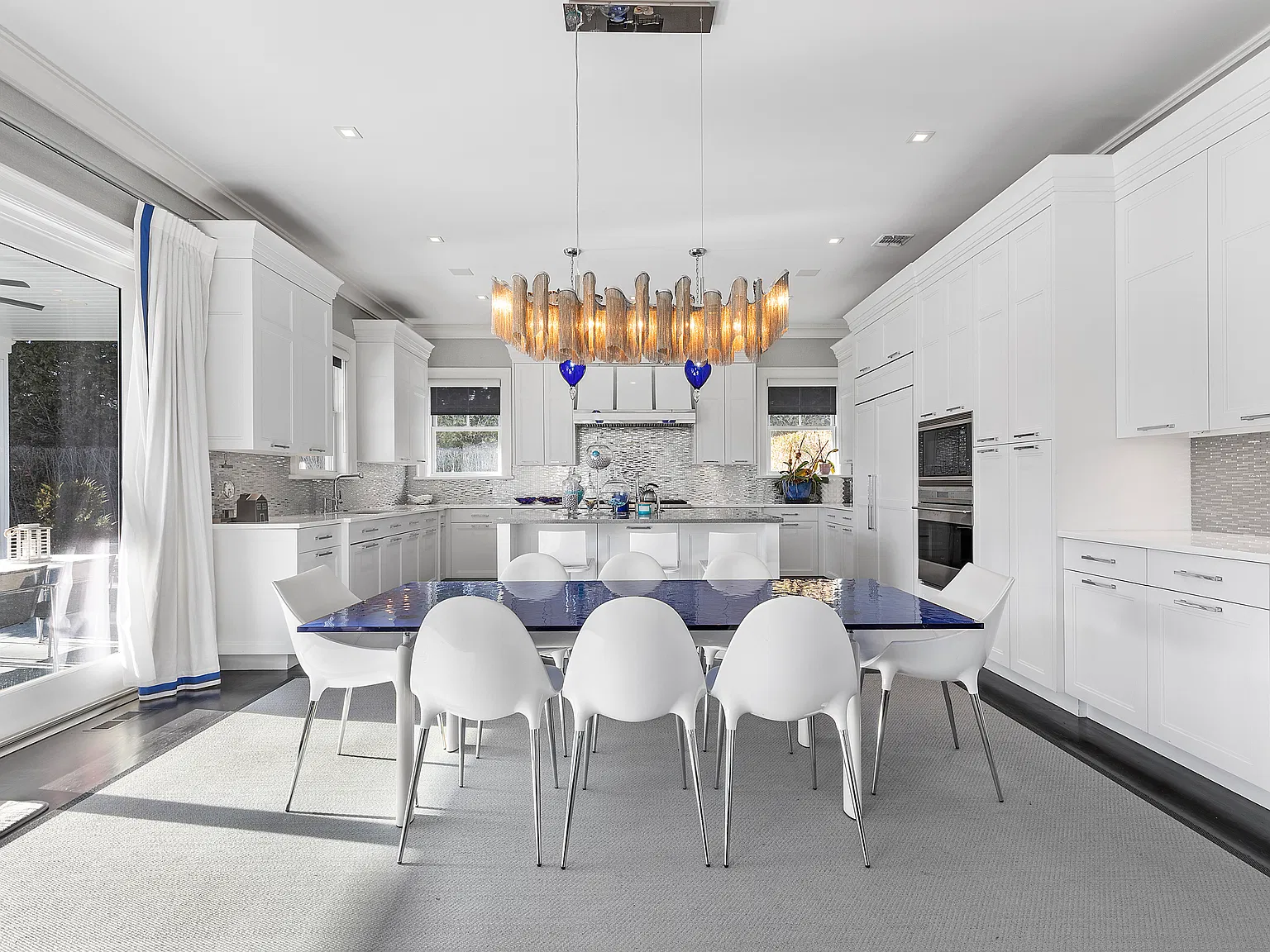 Spacious Luxury Living in Amagansett South — Photo 3