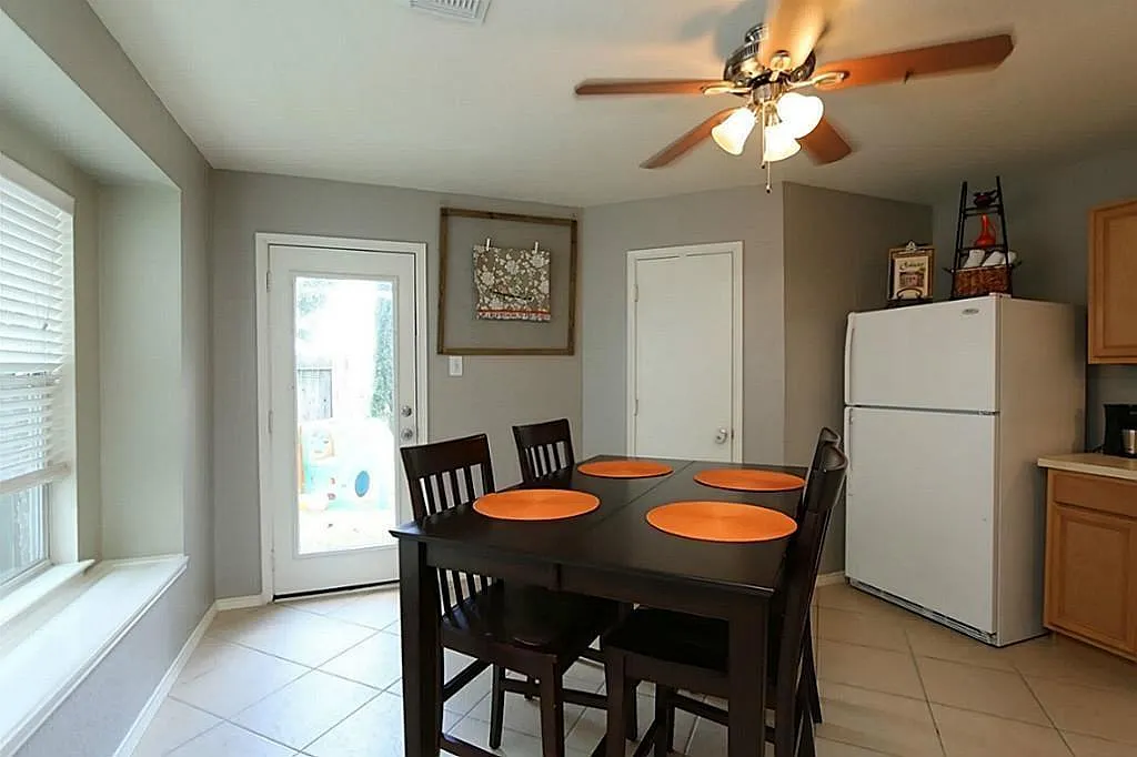 3 bed, 2.0 bath, 1432 sqft, $1,998 — Photo 3