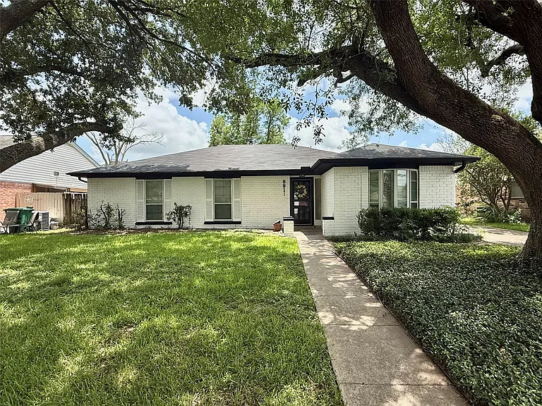 8911 Hendon Ln — Photo 1