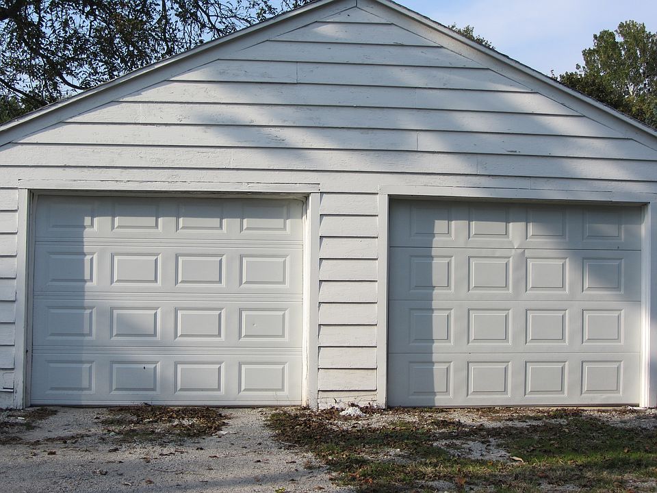 Detached large 2-car garage