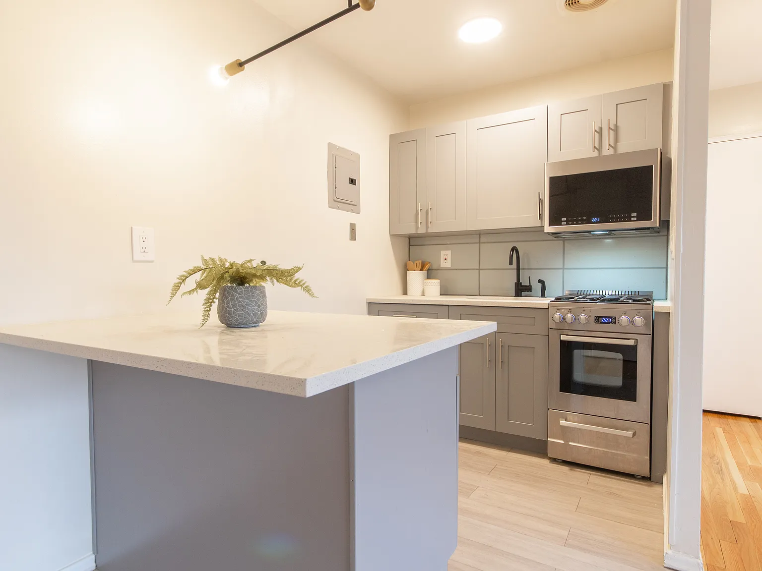Pine Street Apartments — Photo 2