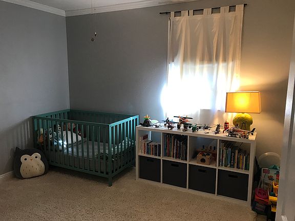 Middle bedroom 