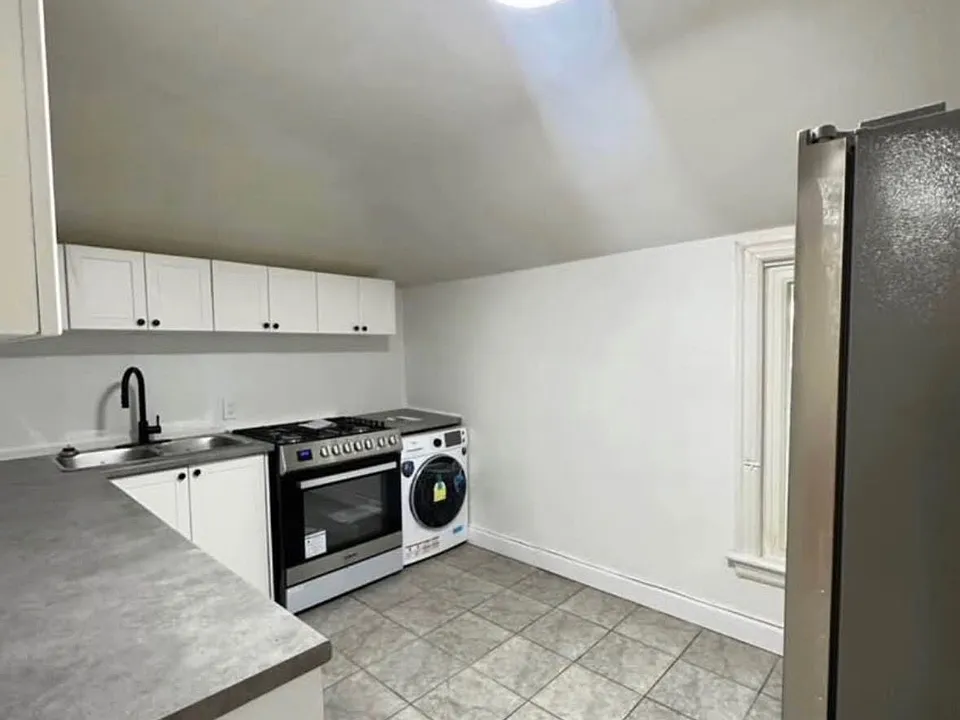 216 John St N