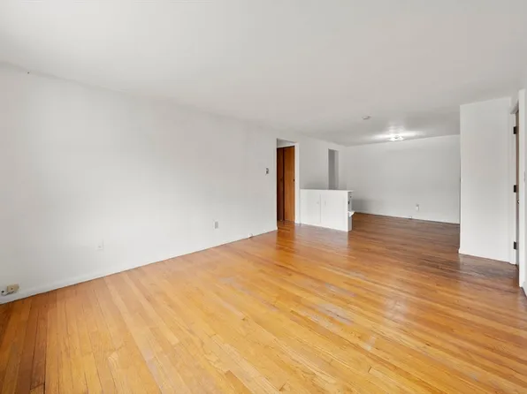 11 Colonial Village Dr APT 8, Arlington, MA 02474