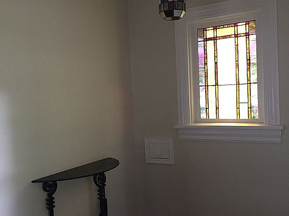Front entry w/
Stained glass