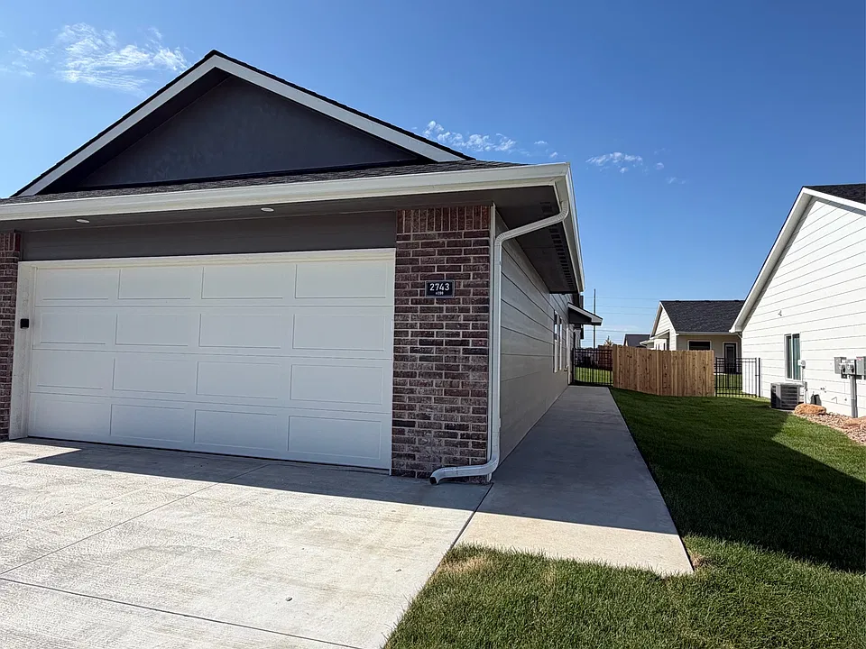 2743 S Flightline St #200