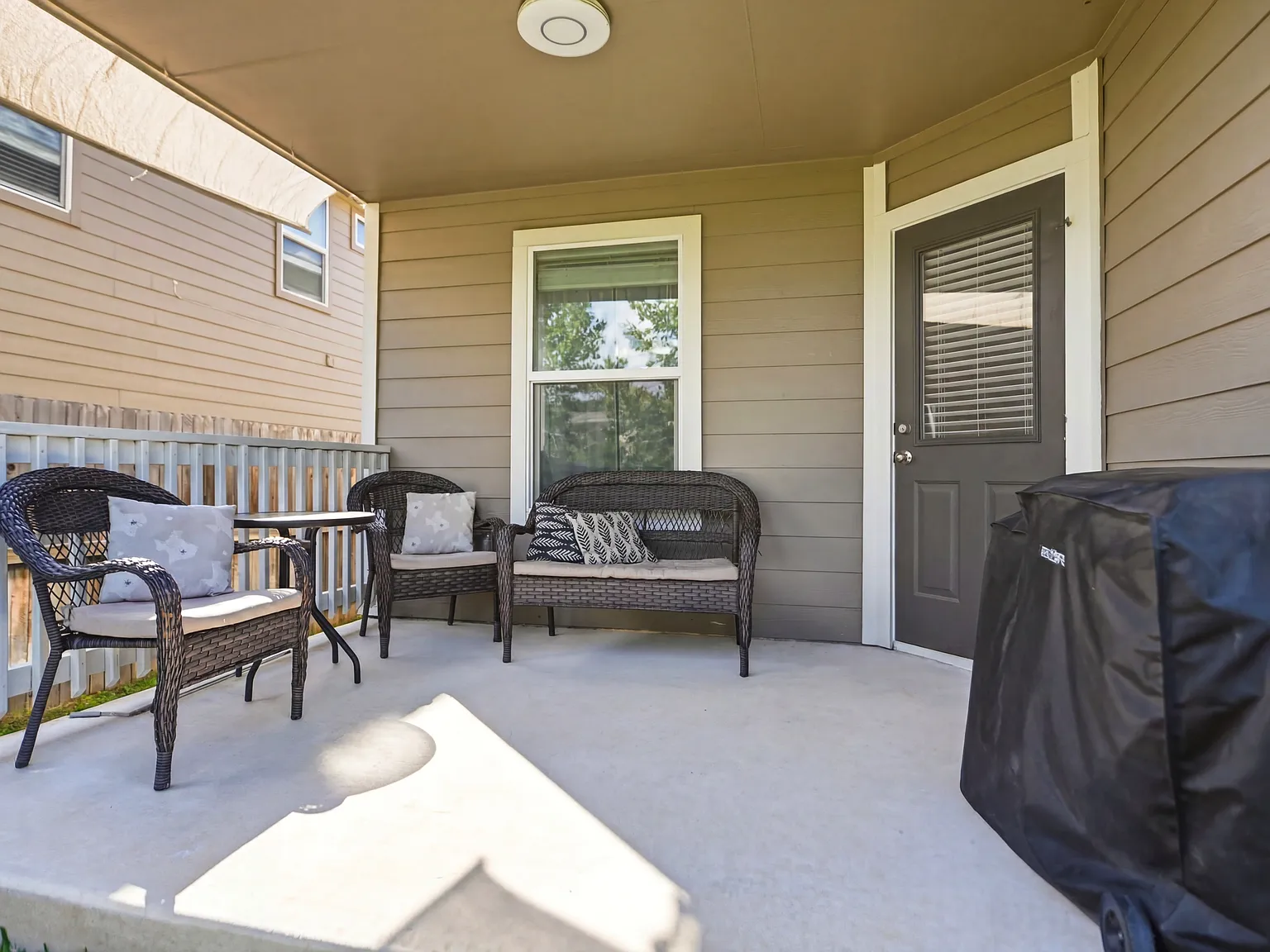 4 bed, 2243 sqft, $2,000 — Photo 2