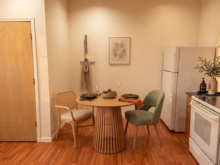 3644 Woodland Park Apartments are located in Wallingford — Photo 7