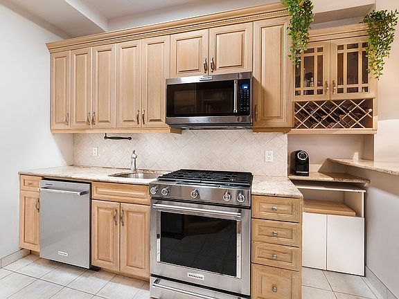 4th image of 200 E 58th St APT 15B
