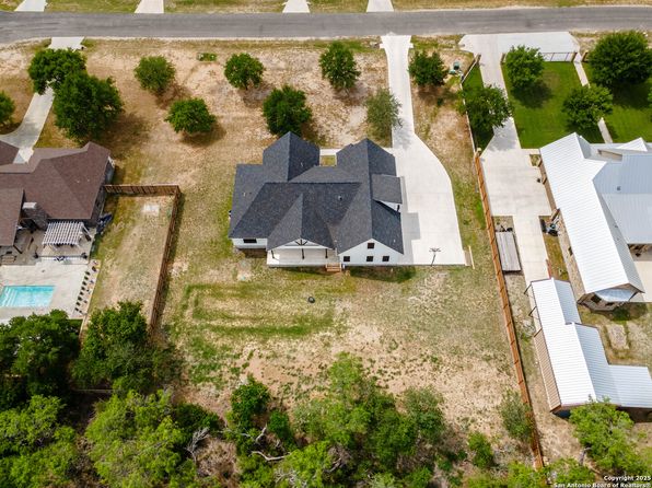 177 E Short Meadow Dr, Lytle, TX 78052