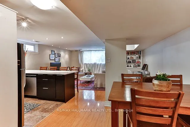 25 Love Cres #LOWER — Photo 1