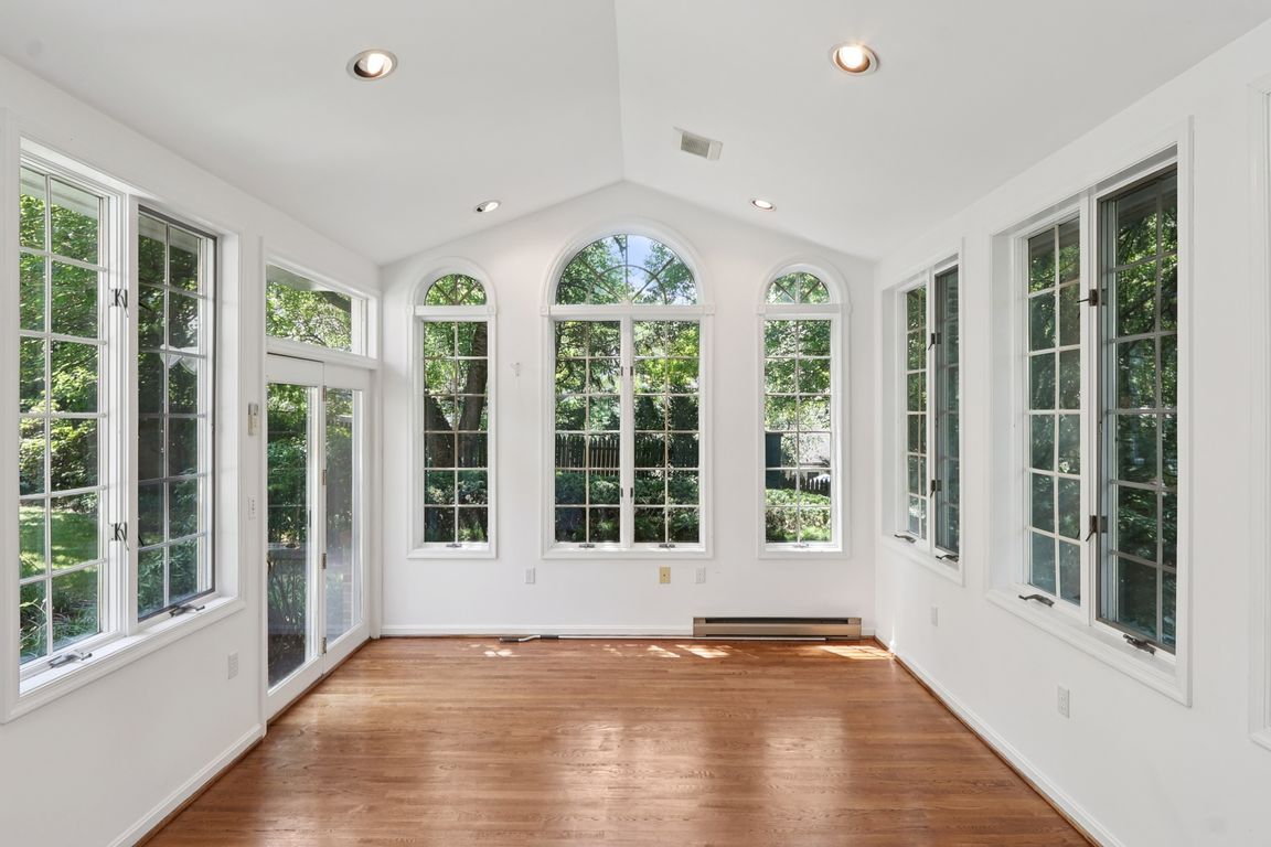 Duvall Dr-L0107-036.jpg