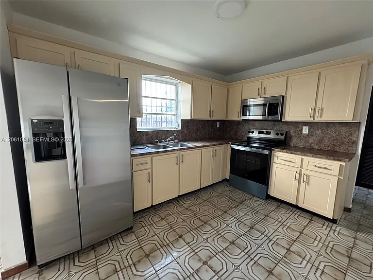 2524 SW 6th St — Photo 9