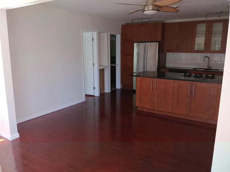 720 SE 12th St #B — Photo 3