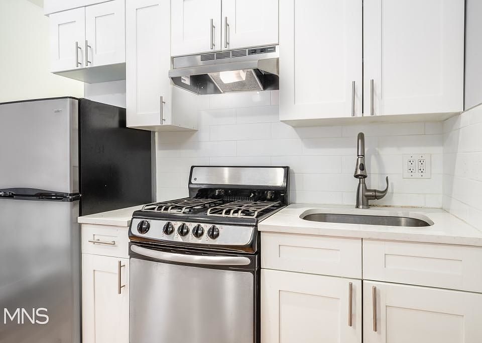 1st image of 340 W 49th St #3FE1