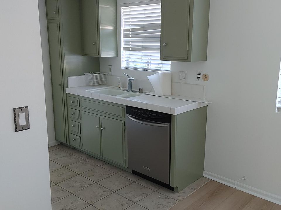 2nd image of 1371 Victoria Dr APT B