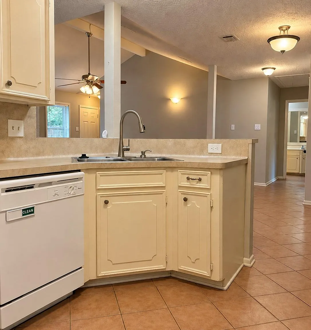 3 bed, 2.0 bath, 1292 sqft, $1,800 — Photo 4