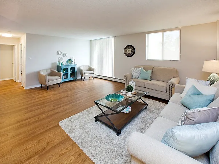 420 Wellington St — Photo 3