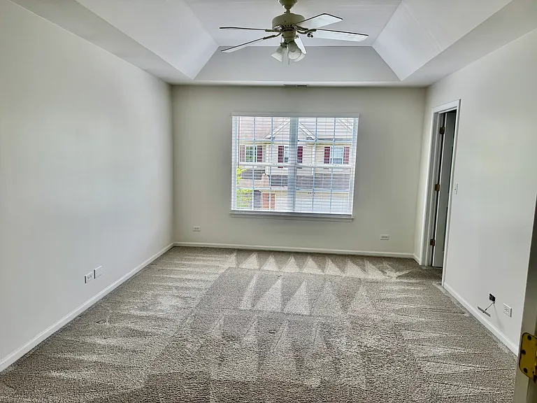 2252 Claremont Ln — Photo 10