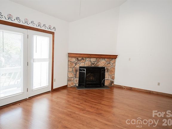 3rd image of 100 Willow Run Dr APT 17