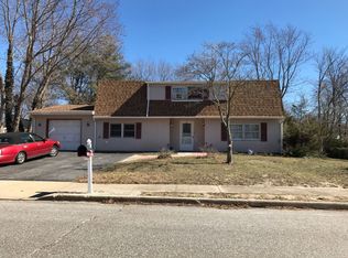 2 Hofstra Ct, Farmingville, NY 11738
