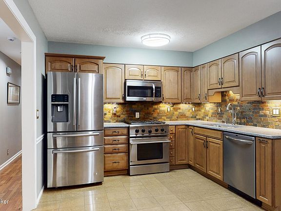 3rd image of 10113 Settlers Crest Ln