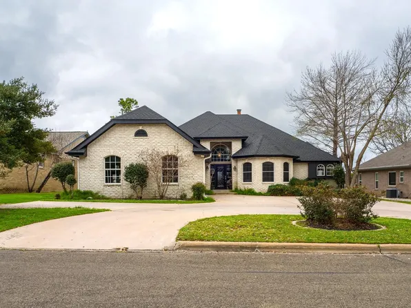 415 St Andrews Street, Meadowlakes, TX 78654