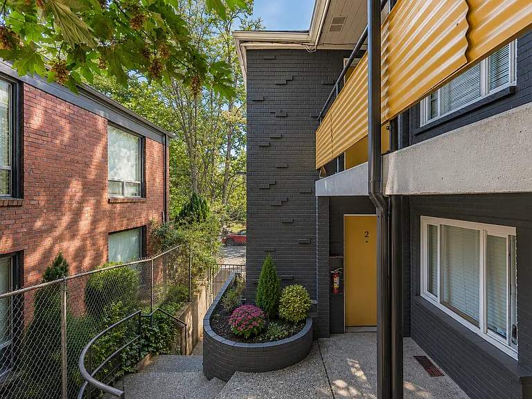 Eleanor Apartments — Photo 1