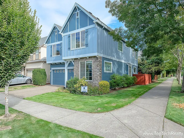 504 NE Caden Ave — Photo 2
