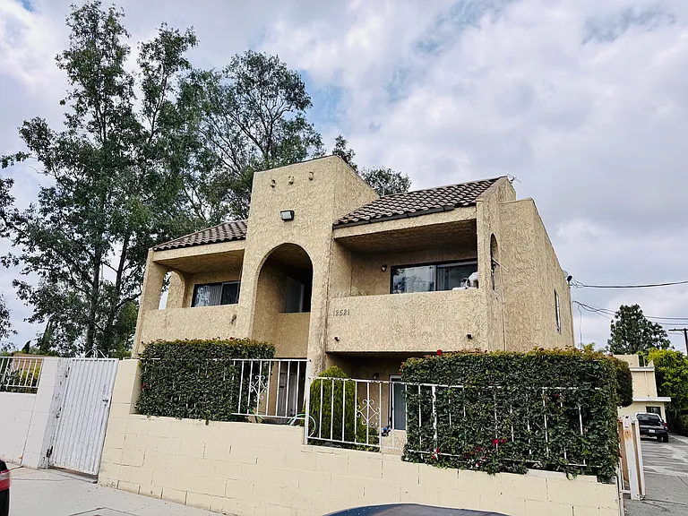 12521 Saticoy St #4 — Photo 19