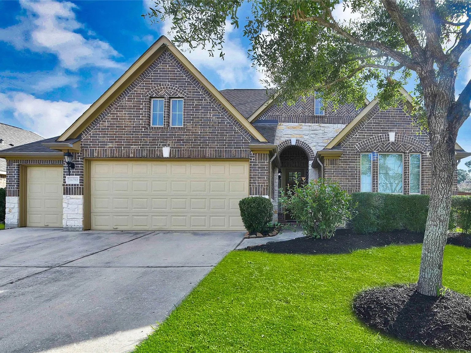 3 bed, 2.5 bath, 2566 sqft, $2,750 — Photo 1