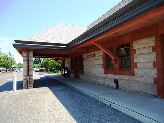 3rd image of 51 Grandview Ave