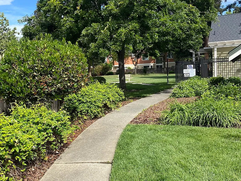 15 Manchester Ln — Photo 33