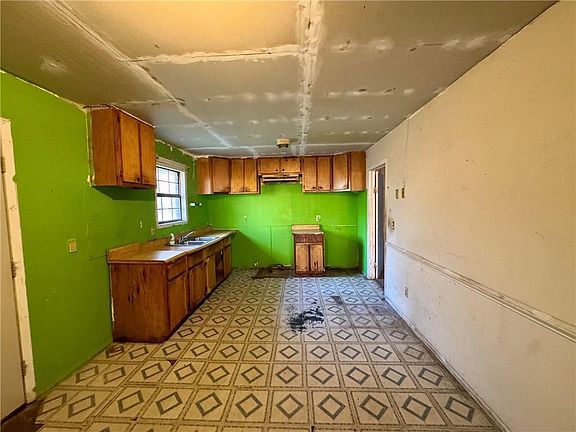 2nd image of 322 E 4th St