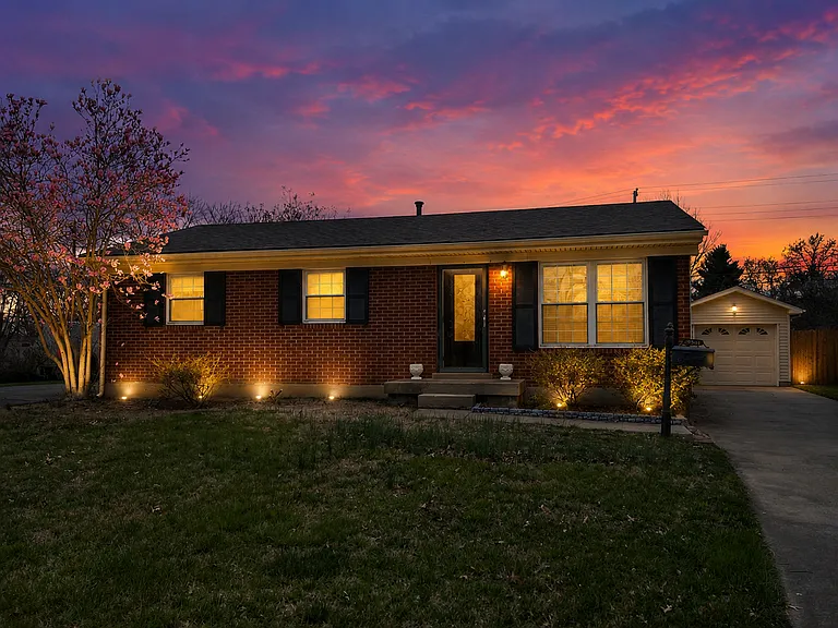9501 Shanna Dr — Photo 2