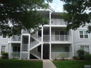 102 Raintree Ln, Mahwah, NJ 07430