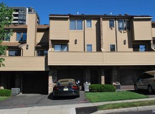 1285 16th St, Fort Lee, NJ 07024